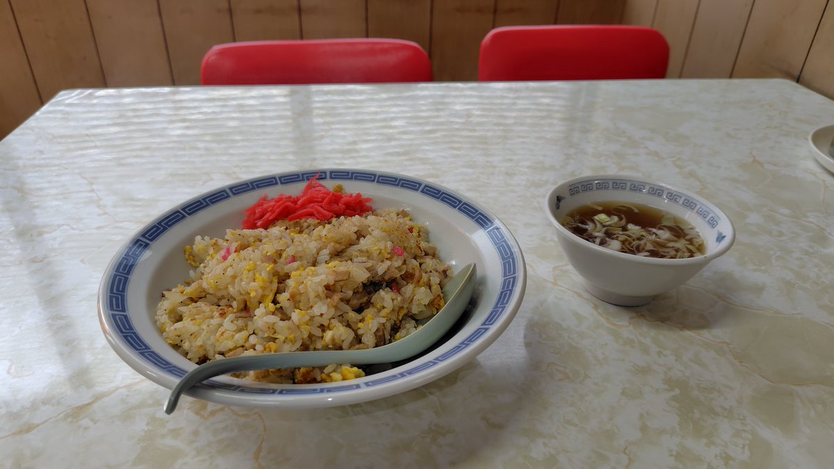 retasutaroo's tweet photo. 昔っからある町中華屋のチャハーン
ほぐし切れてないが懐かしい味がした🥴 https://t.co/rU1GF1vkk6