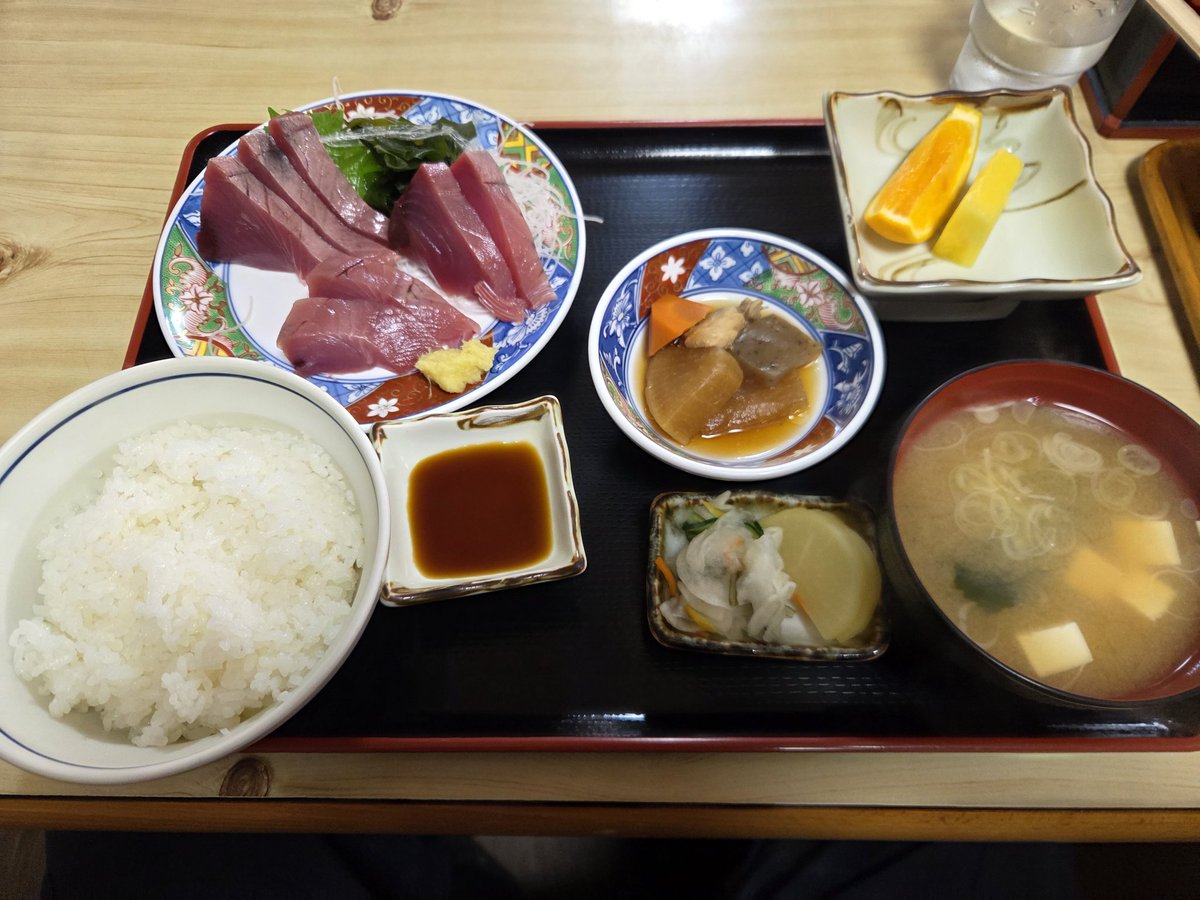 benben2106yanky's tweet photo. 大洗町☆大進♪かつお刺身定食1600円(生姜)♪今日は大進に前8後7‼️今年は鰹が旨いだよ～🎶鰹刺定を注文🎶胃がもたれてるので🧄✖️生姜で(笑)厚みあるふわぁとした鰹刺身を🍚にワンバンしパクっと(,,•д•,,)ﾝﾏｯ!!小鉢の煮物などと一緒に‼️豆腐とワカメの味噌汁も鰹出汁効いててうまいね🍍🍊で〆て完食満足😍✌️御馳走様でしたm(_ _)m