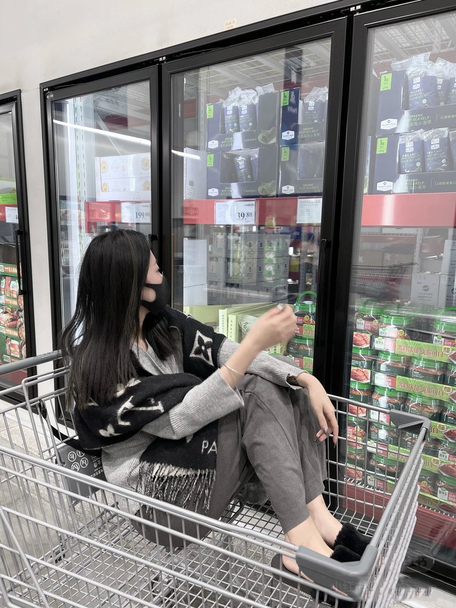 shardeep001's tweet photo. Just gave a random stranger a hand with their heavy groceries—their huge smile totally made my day! Small acts of kindness go such a long way https://t.co/7pz01mznhP