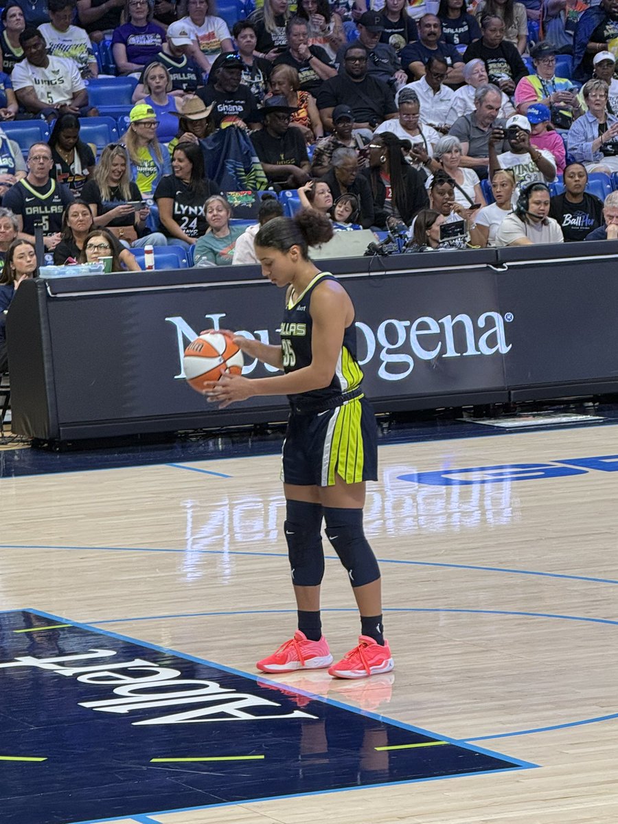 _BriaMarie9's tweet photo. Today was dope! I was so in the moment forgot to get more pics. #wnba #DallasWings #Lynx https://t.co/cFJPvFfRNc