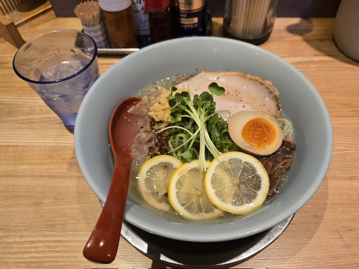 rinrinpooh's tweet photo. 麺屋燕本店さん🦅にて
限定　塩れもん冷たい🍜

今年も始まりましたね🍋🚙💨
ショッパすぎずスッパすぎず
美味しい～😍ツルツルの喉越しに
強いコシのある麺…でんぷん？
白木耳のコリコリの食感も好き😋
天かすがコクをプラス
めちゃ美味しい～😍
涼味魅了🍋

ごちそう様でした😊
また行きます😊🦅 https://t.co/rcChp9vNXK