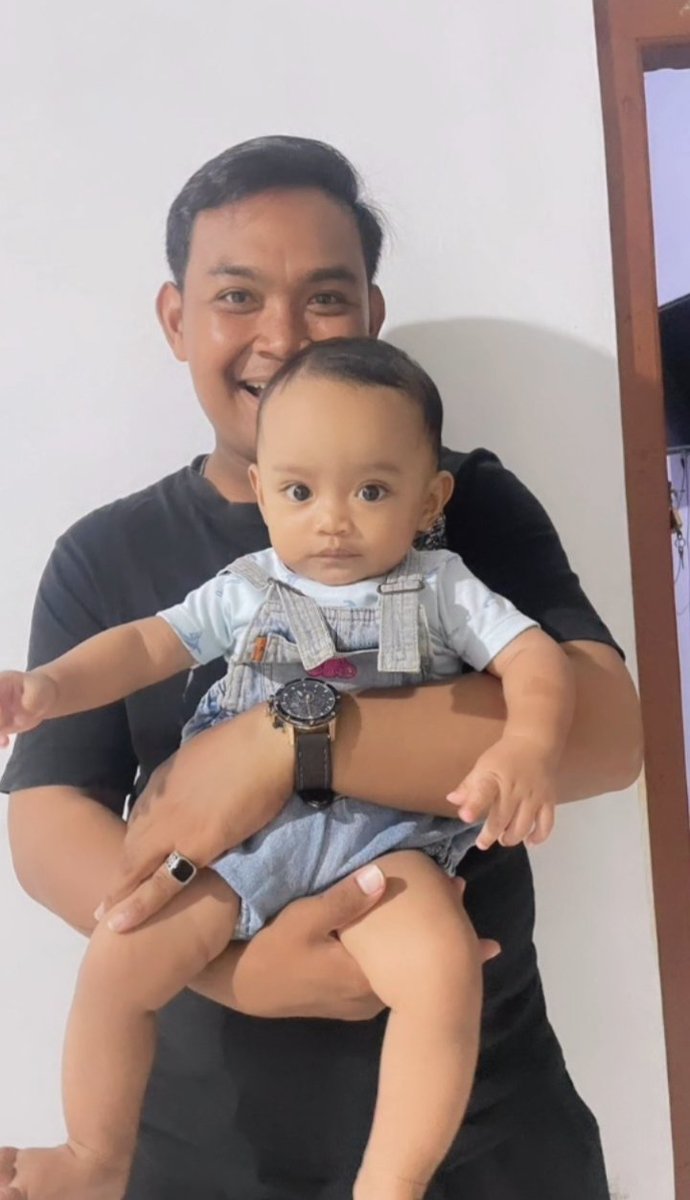 latiifff's tweet photo. Nyoba baju luar e ibuk pas kecil yo le😆 https://t.co/E9wyZgiQF7