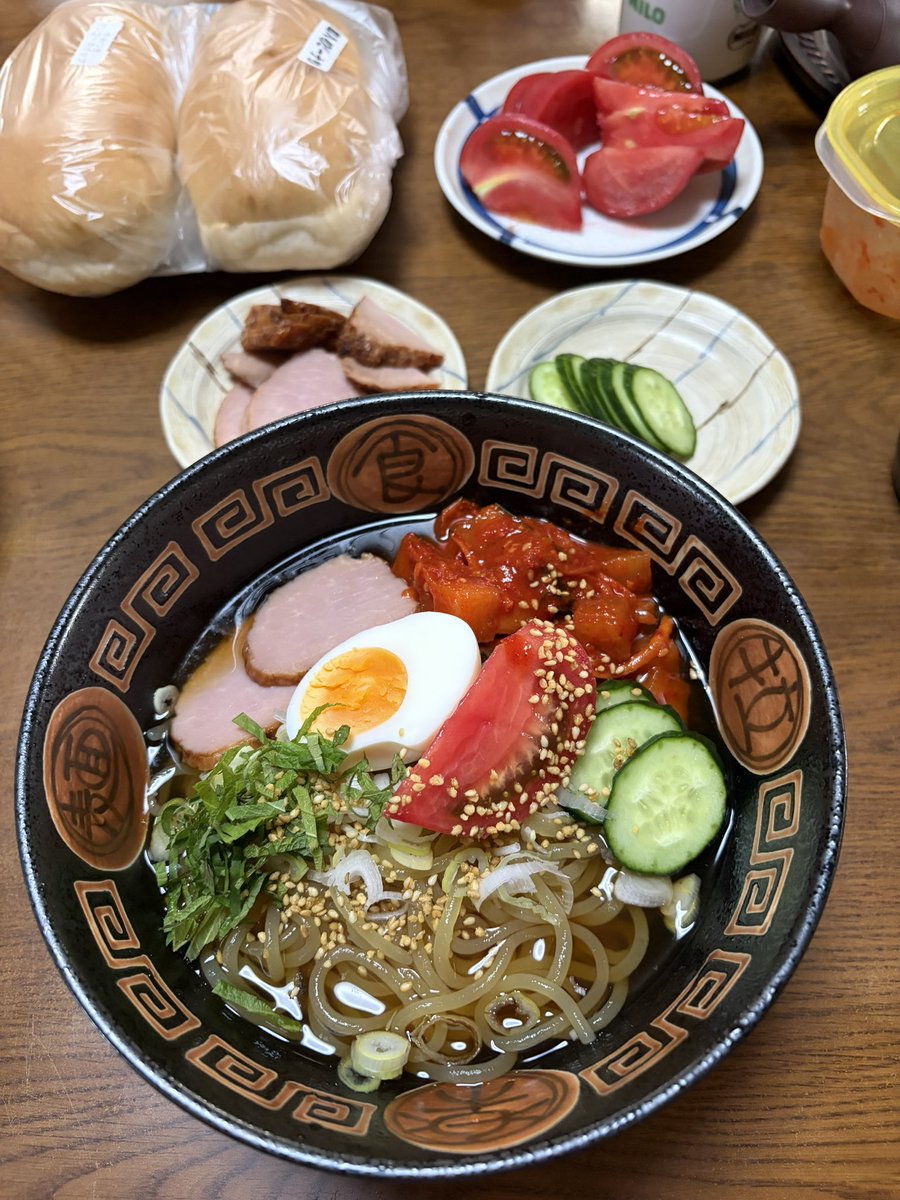nagapi31's tweet photo. 今日のお昼は、お家で盛岡冷麺です❗️お袋は福田パン🥖！やみつきマンゴーホイップが気に入ったみたいです😁笑
美味しかったでーす😋‼️ https://t.co/0AiE3sgvvi