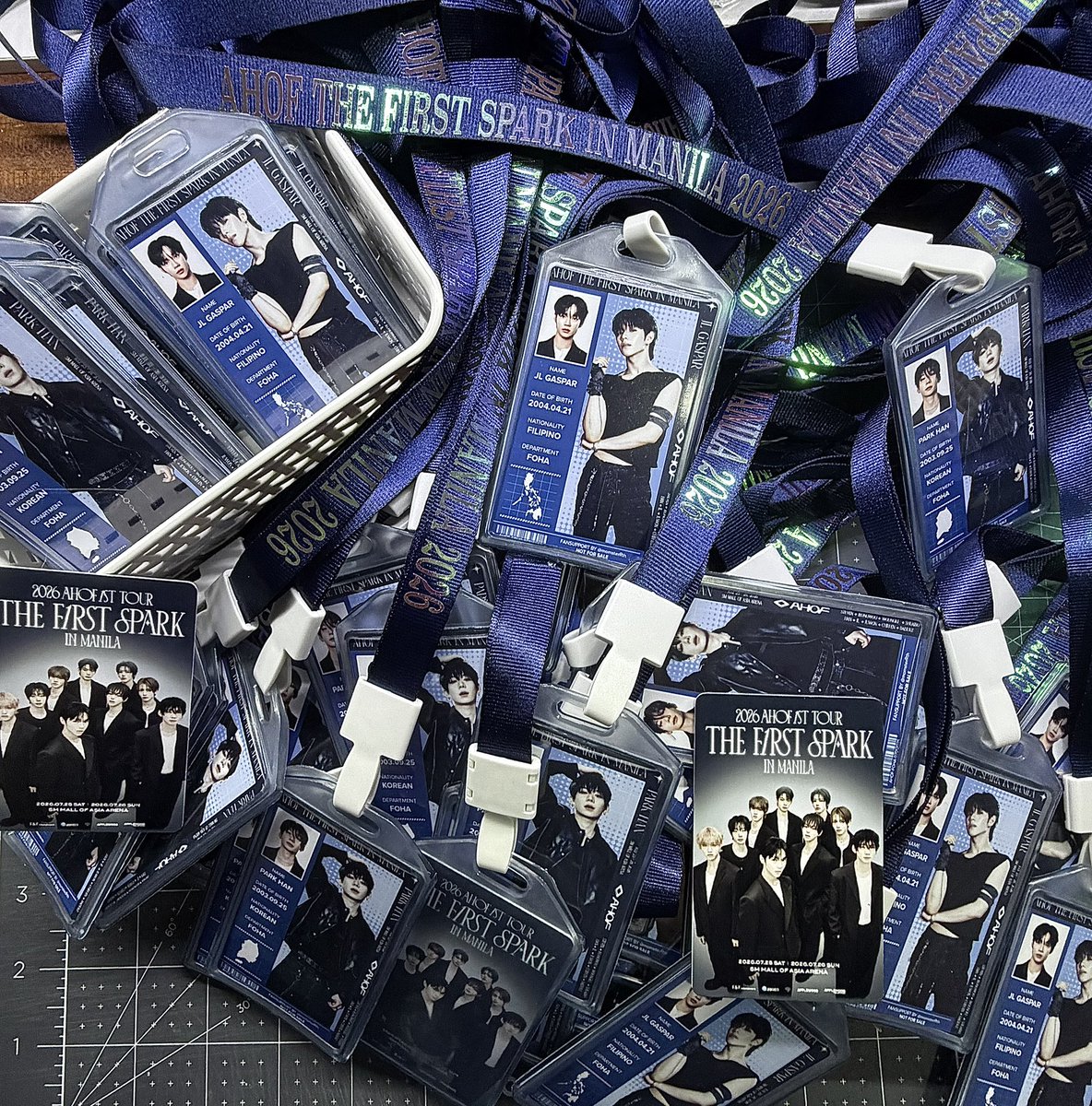 momsterRth's tweet photo. AHOF The First Spark in Manila 2026
Freebies (1/3)

Fan support by: @momsterRth &
                                             @AnakngFOHA 
Design by: @_uriecchi 

* 200 pcs PVC ID with soft card holder
    and lanyard
* Strictly 1:1
* D1 and D2
* Location: TBA

See you FOHAs! 🫶

#maginangFOHA