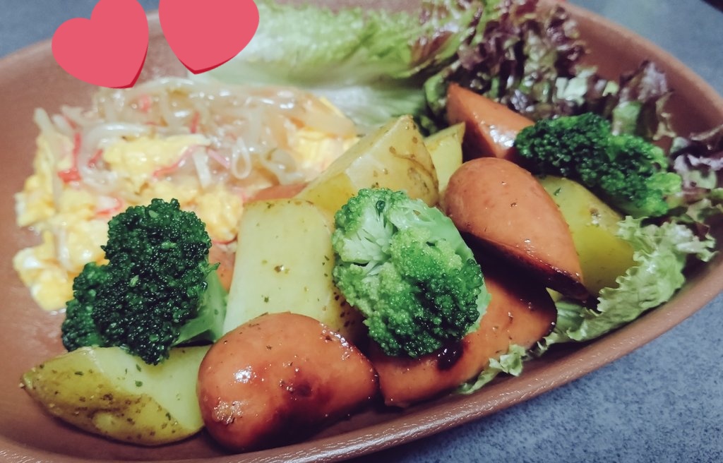 0nl_g's tweet photo. 晩ごはんたち🍴
ウインナーにライスペーパー巻いて揚げ焼きしたやつ食感がよくておいしかった！
あとはてきとー感ただよってる🫠 https://t.co/IO6NHRkvBn