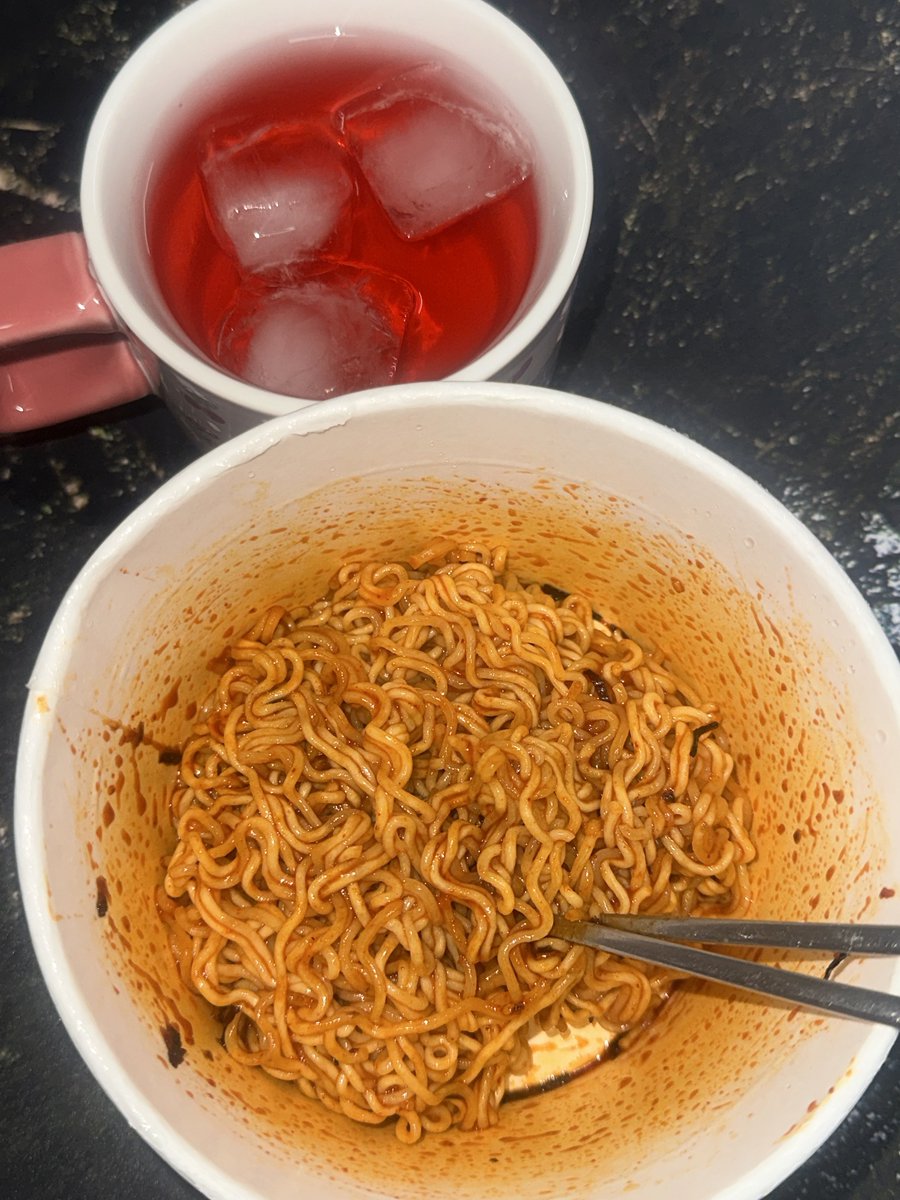 Meom_mu's tweet photo. 집 오자마자 먹은 야식푸드 

팔도비빔면, 김치전, 구운계란, 초코바게트, 홍초 https://t.co/2aD2X2QBg6