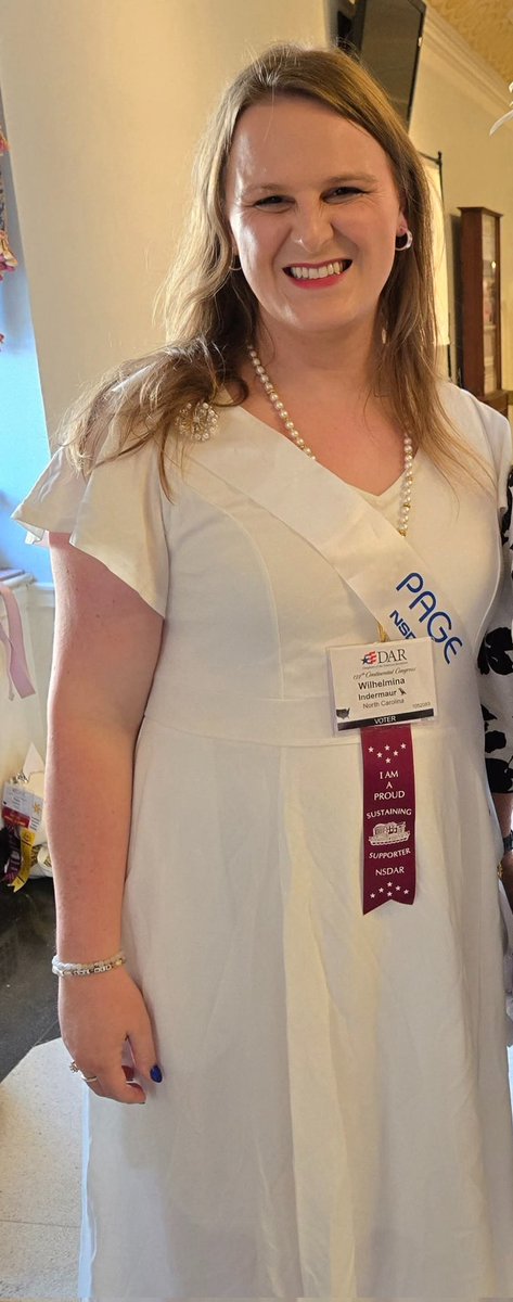 PriscillasGurl's tweet photo. @anndennett Both Anna and Cricket are liars. They will look you straight in the eye and tell you there are no males in DAR. And yet, here's NC's celebrity "Daughter" https://t.co/GkvPLrCeZB