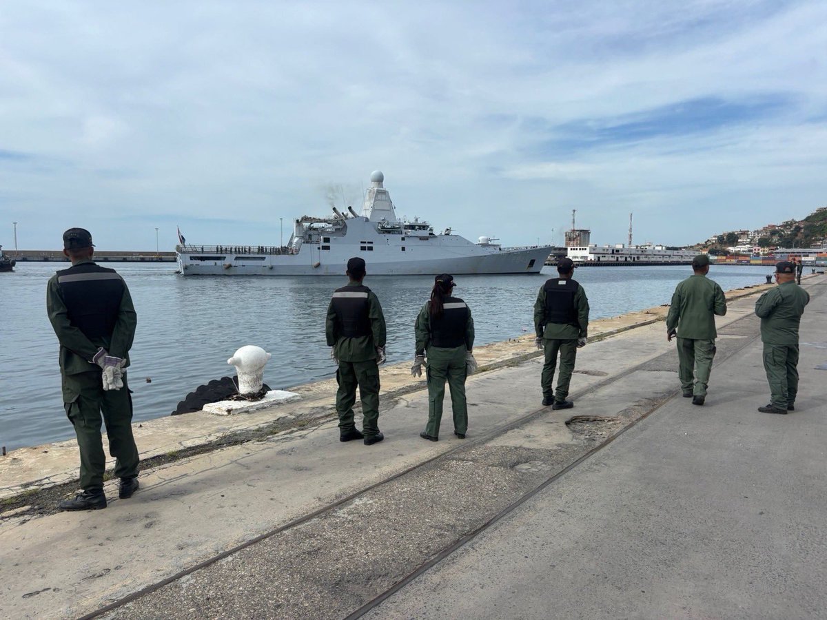 SA_Defensa's tweet photo. 📍La Guaira, #Venezuela (🇻🇪)

The @kon_marine (🇳🇱) deployed the HNLMS Groningen (P843) to the Port of La Guaira from Curaçao with crucial aid &amp; support facilities to assist in earthquake recovery programs.

📸: Neth. MINDEF &amp; @Jvd_Tweet https://t.co/WfM3n8Fcb0