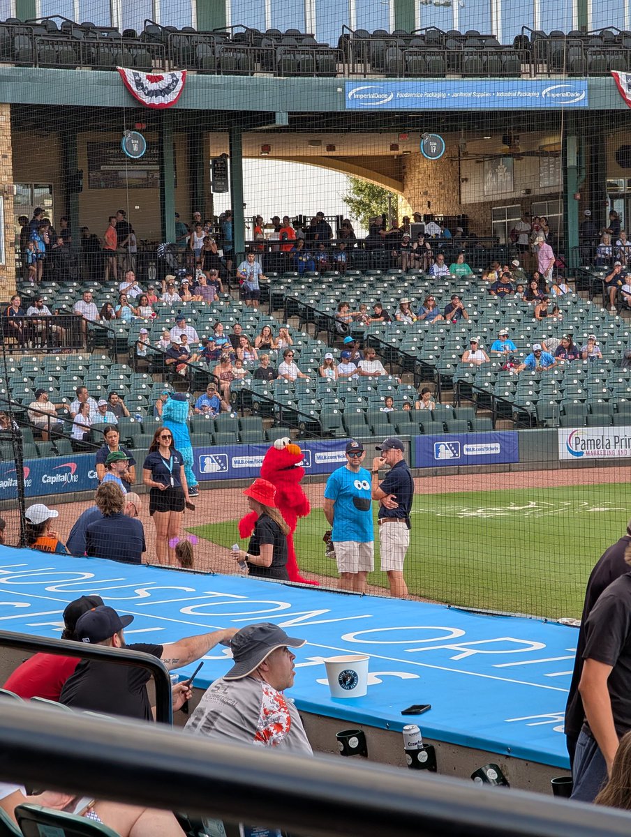 slseiden's tweet photo. #Elmo dancing around to @Beyonce before the @SLSpaceCowboys game! https://t.co/2YaqsZkwv9