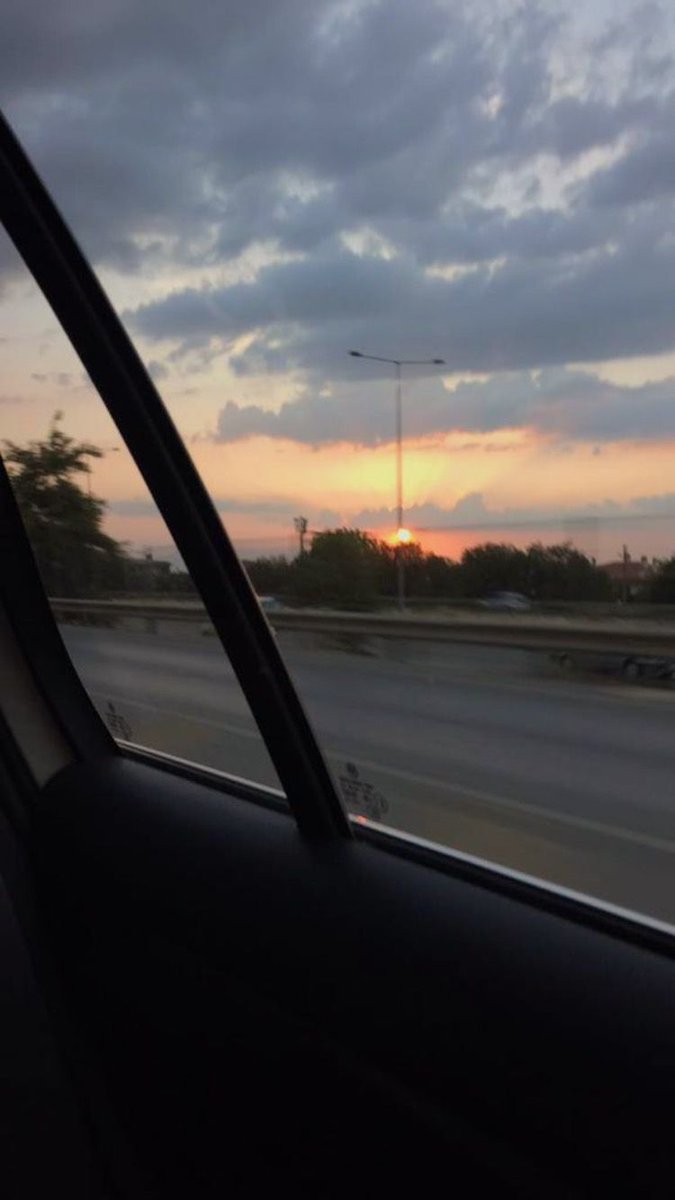 Jew188984's tweet photo. The golden hour makes everything look like a movie - Chín N. Liễu https://t.co/KZM7nYx3Pb