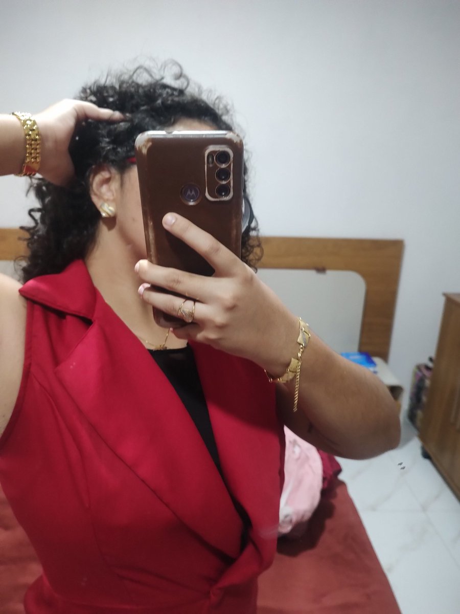 zsunna3's tweet photo. Servi muito segurando o cabelo assim https://t.co/uibbA59DA3