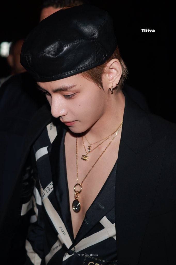 fatid88's tweet photo. @viraltakes V FOR CELINE FASHION SHOW 
TAEHYUNG TAEHYUNG 
#TAEHYUNGxCELINE #CelineSS27
#VxCelineSS27 @celineofficial https://t.co/4KrOl81bkb
