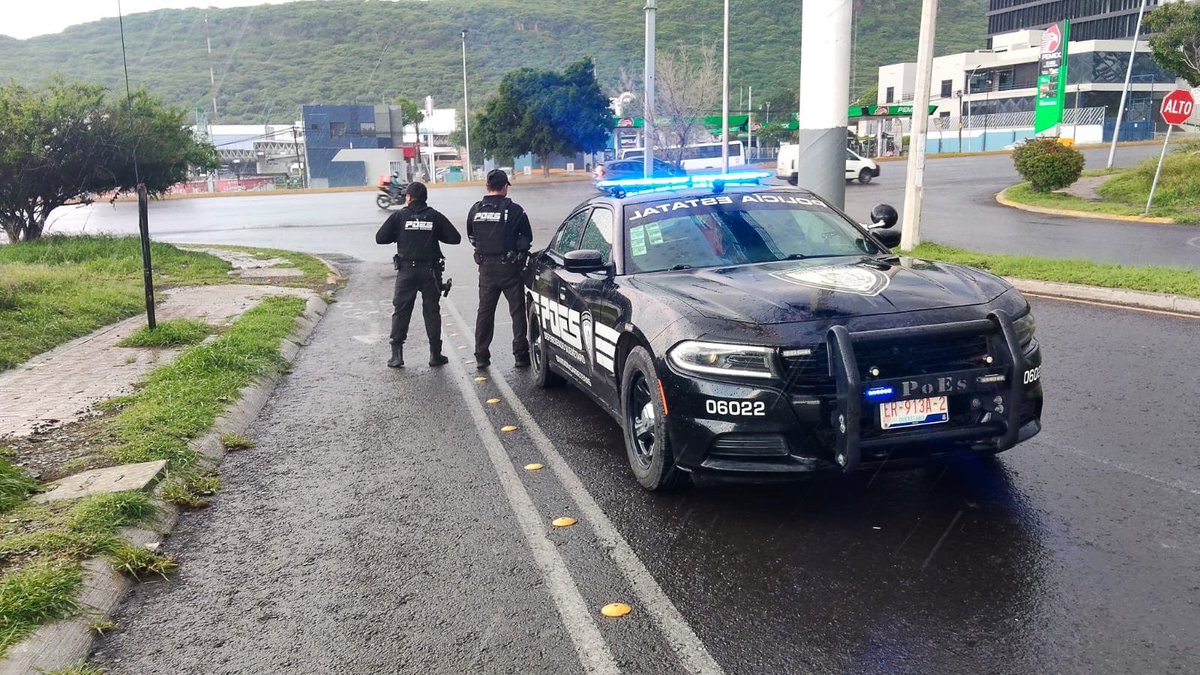 IovanPH's tweet photo. Ante la presencia de lluvia en distintos puntos durante esta tarde, la @POESQro despliega ya recorridos de seguridad en municipios de la Zona Metropolitana. Recuerda conducir con precaución, la Línea de Emergencias 9-1-1 se mantiene en operación. https://t.co/ExFDwGyB8r