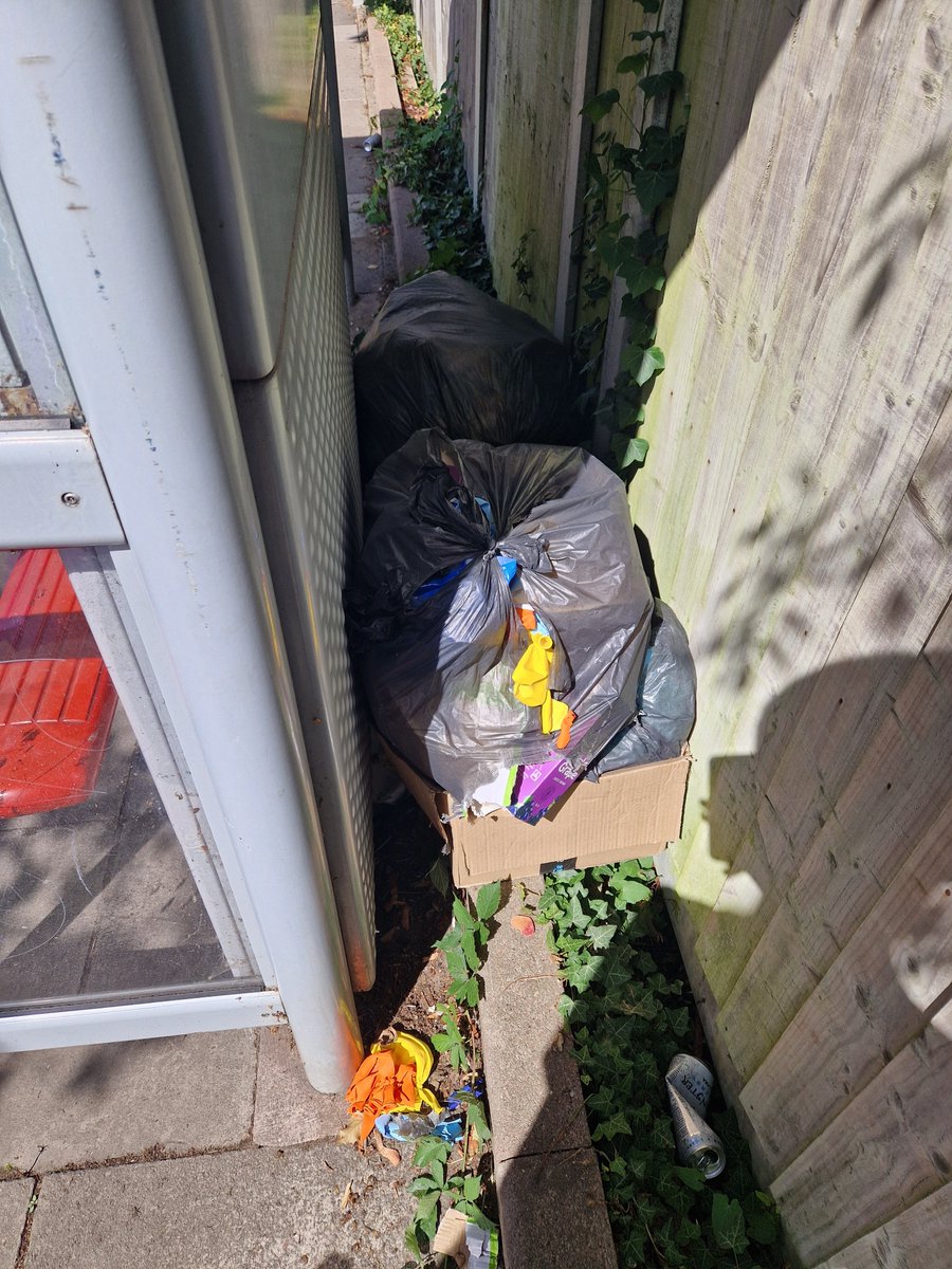Georgeb345's tweet photo. At the the PWDRA's monthly Petts Woodians against litter pick this morning. Found a large number of bags/boxes behind the bus stop near Crossway. 
Also bumped into the local police team and discussed some recent issues in Petts Wood Recreation ground/Eynsford Rec. https://t.co/lhRRsXRPu7