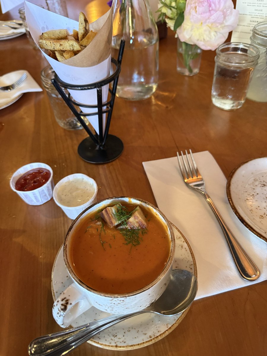jctdining's tweet photo. belgian frites. truffle ketchup, shallot &amp; herb mayo.

duckfat original cream of tomato fennel soup: grilled cheese croutons, chopped fine herbs.

slow braised short rib: bok choy kimchi, chinese mustard mayo, mint &amp; cilantro.

doughnuts with duck fat caramel dipping sauce. https://t.co/xhS0hwqAUy