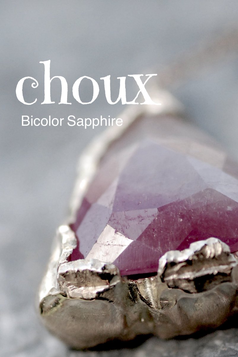 xx_moixx's tweet photo. 【 choux 】 × Bicolor Sapphire

ひとつの石の中に宿る
ふたつの表情

柔らかなピンクと
透き通る光が重なり合う
バイカラーサファイア

自然が描いた偶然の色彩は
見るたびに違う表情を見せる
小さなアートのよう

優しく包み込むフォルムの中で
その個性を静かに輝かせる https://t.co/HrK70c7Cd7