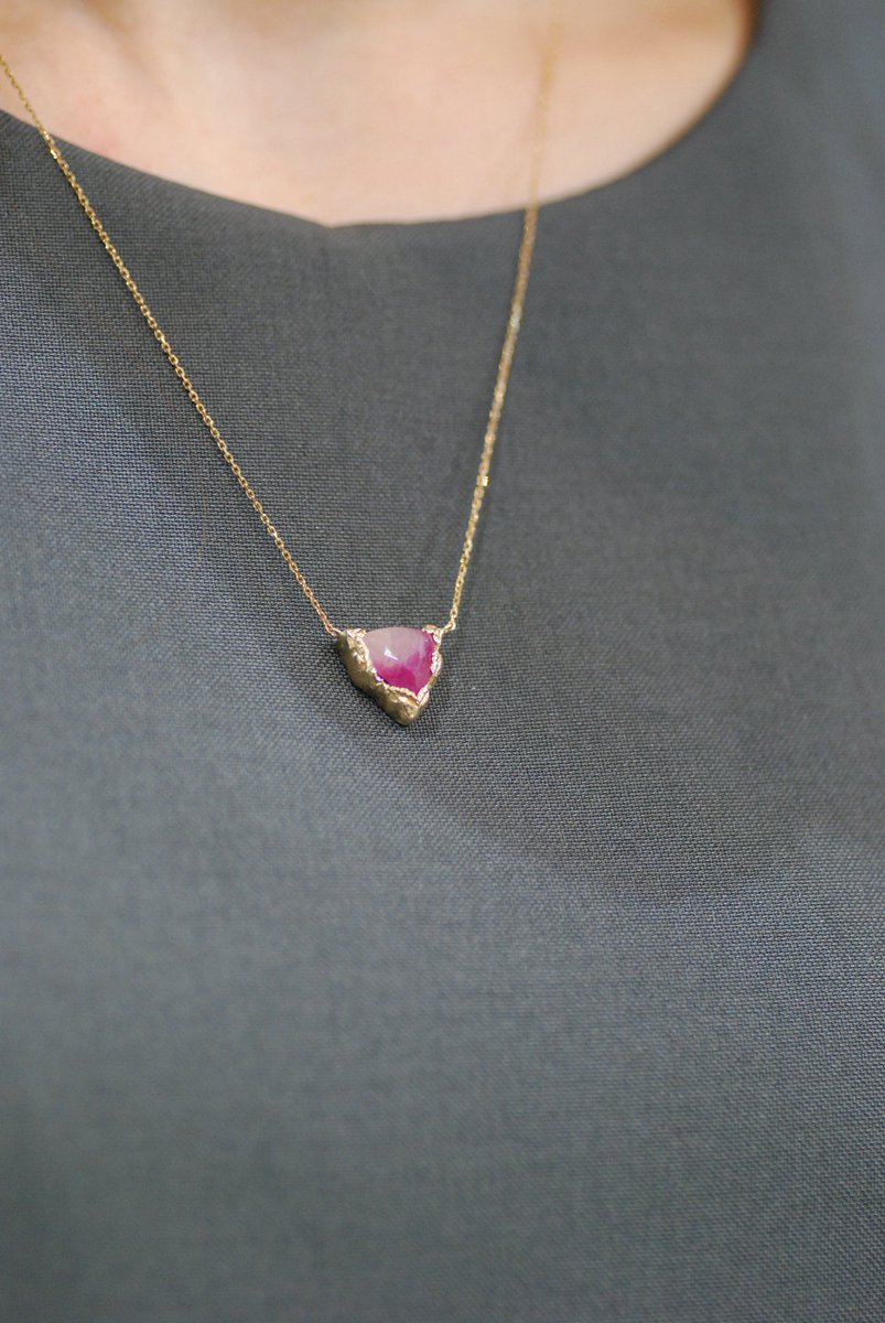 xx_moixx's tweet photo. 【 choux 】 × Bicolor Sapphire

ひとつの石の中に宿る
ふたつの表情

柔らかなピンクと
透き通る光が重なり合う
バイカラーサファイア

自然が描いた偶然の色彩は
見るたびに違う表情を見せる
小さなアートのよう

優しく包み込むフォルムの中で
その個性を静かに輝かせる https://t.co/HrK70c7Cd7