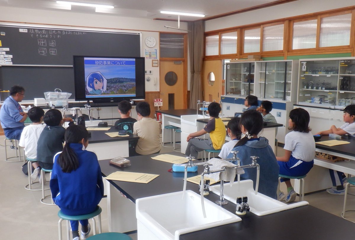 ktr_tonesabo's tweet photo. 6月25日(木)、片品村立 #片品小学校 5年生を対象に #砂防学習会 を開催しました。当日は #土砂災害 ・砂防についての映像や土石流模型実験を通して理解を深めました。また、降雨体験車と自然災害体験車の2種類の #体験学習 には6年生も参加してもらい、自然災害や防災を学ぶ良い機会となりました。 https://t.co/PYhf4gqxa1