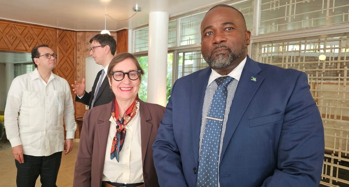 juliansmithcom1's tweet photo. Honoured to join fellow Heads of Mission at the residence of Canada's Ambassador to Haiti, H.E. André François Giroux, for  a presentation by the World Bank's Country Manager for Haiti, Ms. Anne-Lucie Lefebvre of its June 2026 report, "Haiti: Pathways to Growth Amid Rising Risks" — a clear-eyed look at resilient investment, jobs and disciplined financing for Haiti's recovery. The Bahamas values these partnerships for Haiti and our Caribbean family.  #Bahamas #Haiti @CanEmbHaiti  #WBCaribbean #CARICOM #SustainableFinance #DevelopmentFinance #Investments #FinancialReporting #WorldBank #Diplomacy
#IBRD #IDAWorks #MOFA