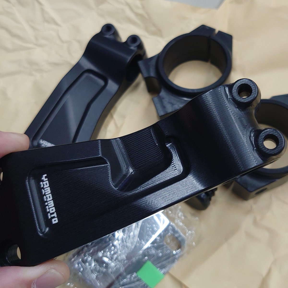 yamamotoracing's tweet photo. 毎度です。

朝から嬉しいご注文を頂きました

03CB1300SFのストリート用セパハン+トップブリッジのセットです

自分が好きなパーツのオーダーは特に嬉しいですね～

3枚目写真はレース用セパハンとの比較です

この寸法違いで随分とラクなポジションになります

今週もよろしくお願いいたします https://t.co/QOIwGBVXGE