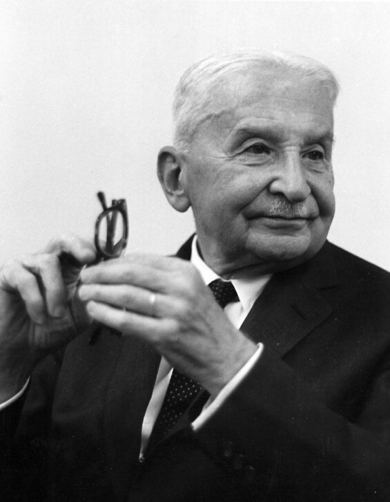 TomasSanchezAR's tweet photo. "Algunos izquierdistas creen que el mundo comunista funcionaría bien si la «gente buena» estuviera a cargo de él. No se dan cuenta de que, por definición, la gente buena no quiere controlar la vida de los demás"

Ludwig von Mises https://t.co/amGlmBzSjr