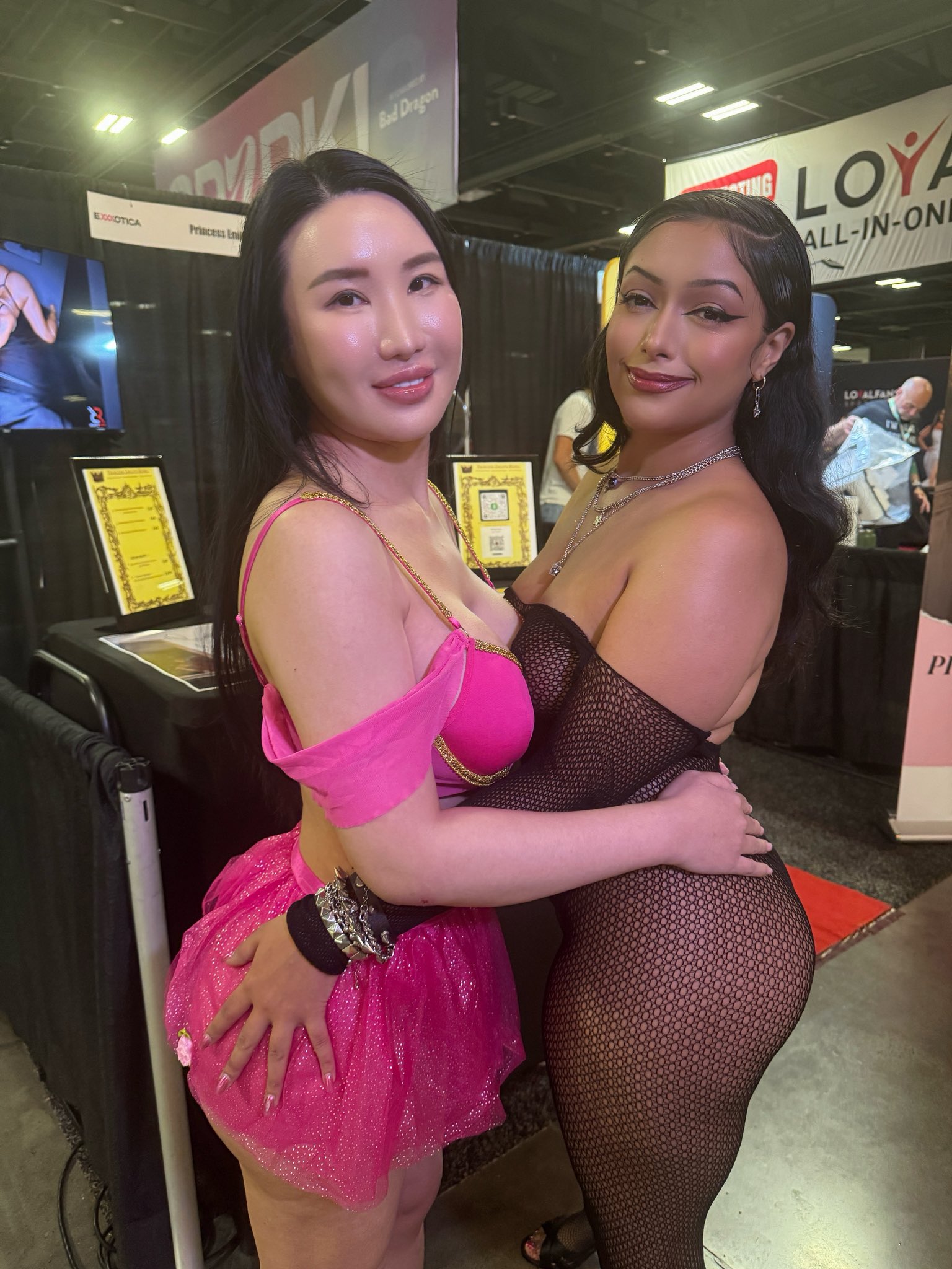 Met the one and only @princessemilyle at @exxxotica Minneapolis 👑 https://t.co/be6NjURXof