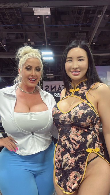 Suki Sin 🌸 - With gorgeous @mzdaniii at @exxxotica Minneapolis 🔥 https://t.co/aXbQwBe6gl