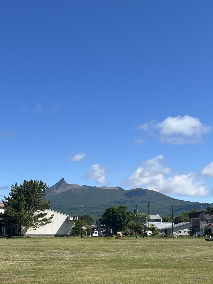 OnumaWeather's tweet photo. 6月29日（月）午前9時現在、大沼公園の気温は21.0℃。
青空が広がっていいお天気です。
散策やサイクリング・遊覧船日和ですね！
散策路の日陰はひんやり涼しいです。ぜひお越しください♪ https://t.co/UbvvpJwqVV