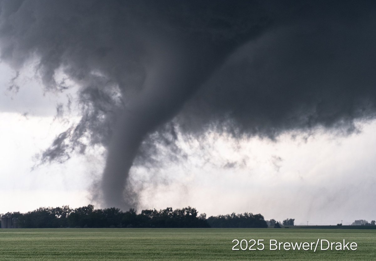 SimonStormRider's tweet photo. #weatherpicofday
OTD last year, June 28, 2025, @JustonStrmRider and I documented a few decent twisters near the communities of Clear Lake and Gary, South Dakota. #sdwx https://t.co/DOcbcJ14QP