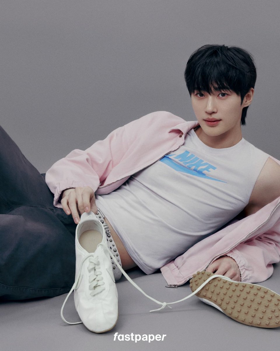 woonaissante's tweet photo. 260629 패스트페이퍼 인스타 #변우석 [1]

𝙱𝚄𝙸𝙻𝚃 𝚃𝙾 𝙻𝙰𝚂𝚃 시대를 초월한 나이키 ‘문 슈’와 배우 변우석의 만남 https://t.co/RVQlSdj0sc