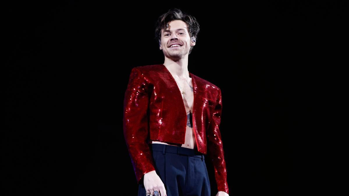 UnoNoticias's tweet photo. Harry Style se desploma en pleno show en Wembley tras atragantarse con agua, reporta TMZ. #Londres #HarryStyle https://t.co/QQ1a0Eq385 https://t.co/gAGn2jd665