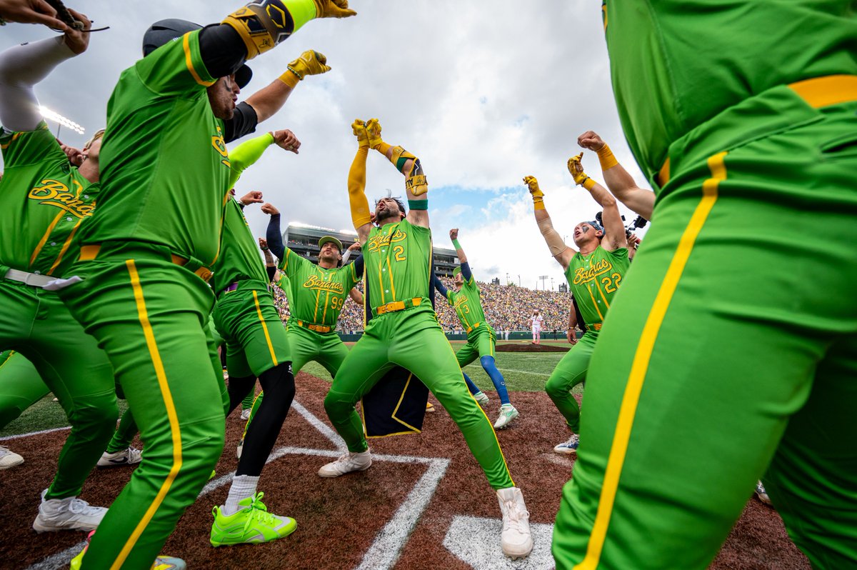 TheSavBananas's tweet photo. Our first time in Oregon is one we'll remember forever💚

Two sold out shows at Autzen Stadium led to two of the most electric crowds Banana Ball has ever seen (and heard). We did a lot of Shouting, had an insane performance from professional dancer Blake McGrath, and even had former big leaguer Jed Lowrie hit an RBI.

We loved going green for the weekend with all 120,000 of you. Eugene, we love yah!