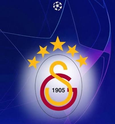 79ultrAslan's tweet photo. 🚨 Spor spikeri ve yorumcusu Ersin Düzen'in, 2027/28 sezonunda Süper Lig'de yabancı oyuncu kuralının 8+6 (8 yaş sınırı olmayan + 6 U23) şeklinde uygulanacağını açıklaması futbol kamuoyunda geniş yankı uyandırdı.
📌 Açıklamanın ardından sosyal medyada dikkat çeken yorumlardan biri de, yabancı oyuncu kuralındaki değişikliklerin zamanlamasına yönelik oldu.
💬 Yapılan yorumlarda, Galatasaray Avrupa'da başarılı olup dünya çapında yıldız futbolcuları Türkiye'ye kazandırdıkça ve ligde üst üste şampiyonluklar yaşadıkça kaliteli yabancı oyuncu sayısını azaltan düzenlemelerin gündeme getirildiği görüşü dile getirildi.
