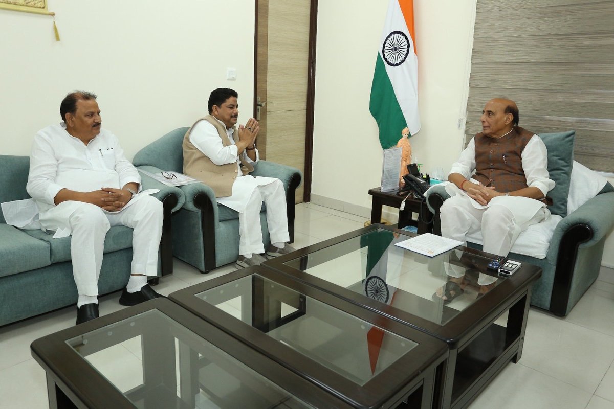 Ravindr63195743's tweet photo. देश के रक्षा मंत्री श्री राजनाथ सिंह से TFI राष्ट्रीय अध्यक्ष द्वारा मुलाकात करके RTE के पहले नियुक्त शिक्षक पर TET अनिवार्यता समाप्त करने पर चर्चा किया गया, मंत्री जी द्वारा सकारात्मक आश्वासन दिया गया है,#@narendramodi @rajnathsingh @vishnudsai @GajendraYdvBJP https://t.co/6ST1rCPyNO