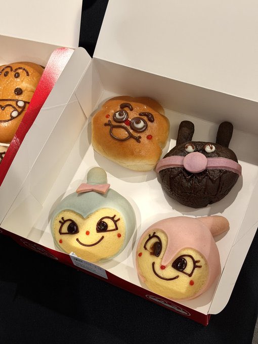 Pochaccois2's tweet photo. ジュンソが食べたもの
1日目：アンパンマンミュージアムのパン
2日目：トリュフベーカリーの塩パン
3日目：ペンギンまんと小籠包

↑
かわいい https://t.co/gngq8hHUaF