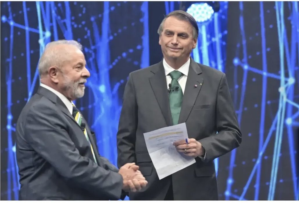 Jakelyneloiola_'s tweet photo. Escândalos no governo Bolsonaro: falou palavrão; falou palavrão; andou sem máscara; comia churrasquinho; não se vacinou; fez motociata com o povo; andou de jet ski e chegou perto da baleia. 

Escândalos dos três governos de Lula: mensalão, petrolão, INSS, Banco Master... https://t.co/688mOVXkxF