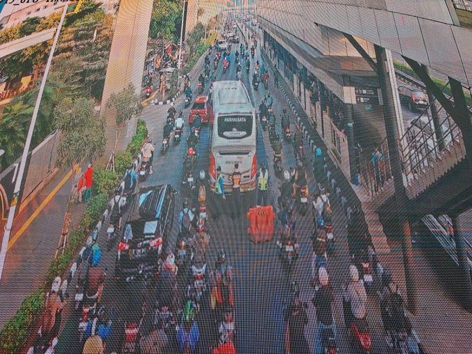 RadioElshinta's tweet photo. 07.17: RT @TMCPoldaMetro : Bus gangguan mesin depan Halte TranJakarta Cawang Cikoko / sebelum Gedung Smesco Jl. Gatot Subroto Jaksel arah Semanggi lalu lintas terpantau padat, saat ini sedang proses evakuasi dan penderekan. https://t.co/8dfyeonN21