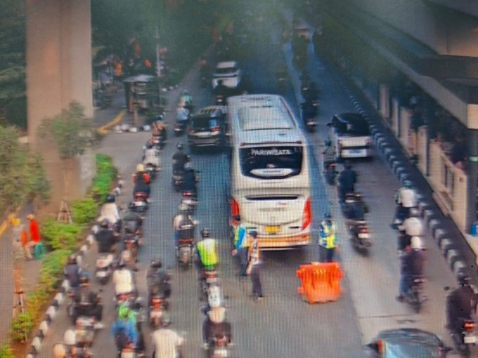 RadioElshinta's tweet photo. 07.17: RT @TMCPoldaMetro : Bus gangguan mesin depan Halte TranJakarta Cawang Cikoko / sebelum Gedung Smesco Jl. Gatot Subroto Jaksel arah Semanggi lalu lintas terpantau padat, saat ini sedang proses evakuasi dan penderekan. https://t.co/8dfyeonN21