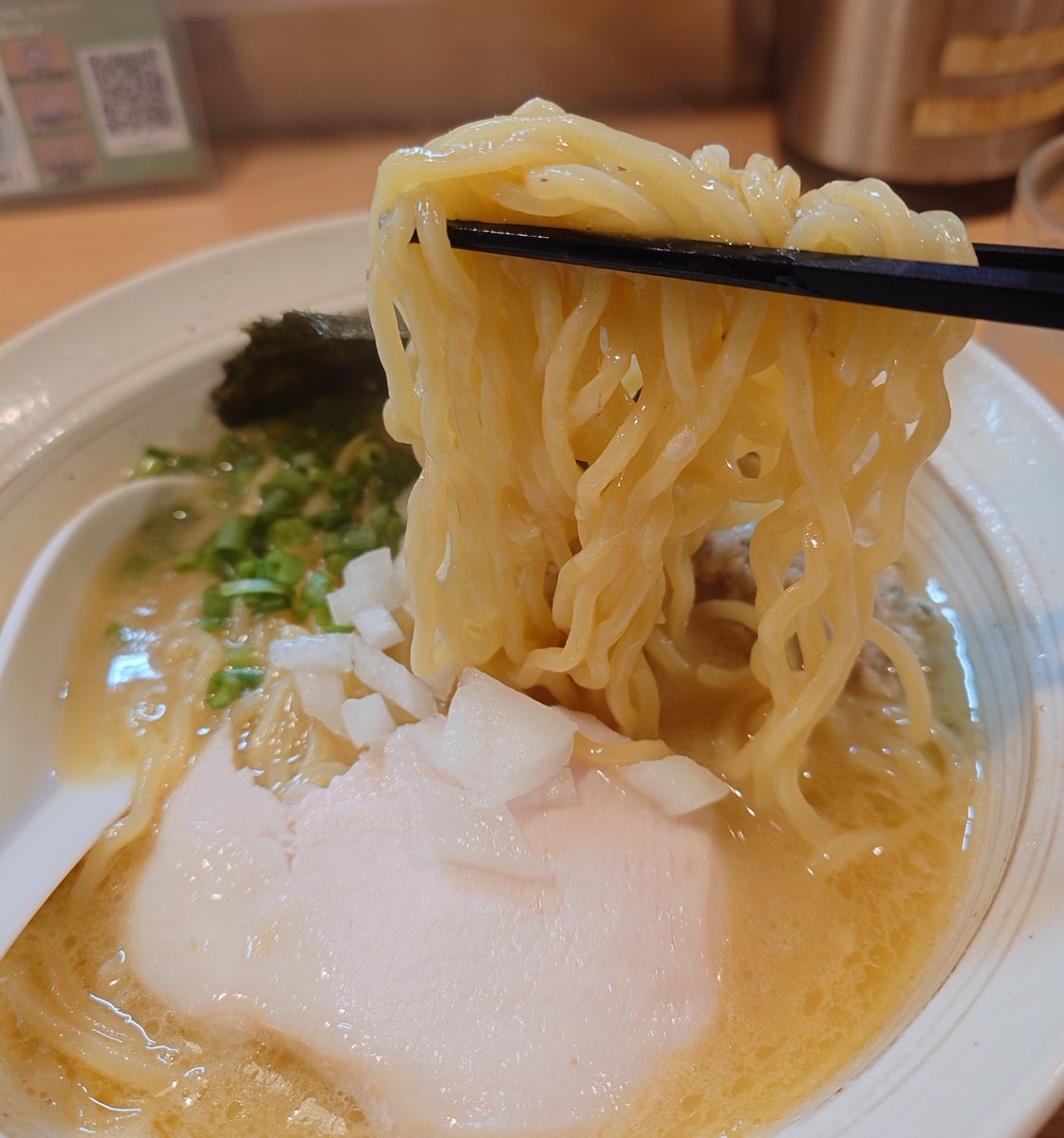 isofurabon6969's tweet photo. 旋-つむじ-さん

濃厚鶏そば🍜
肉ご飯(ミニ)🍚

FFさんの📮を見て行きたくなり
麺友さんと🪜で初訪問🔰

モチッとした麺が食べ応えあり、
鶏の旨味が凝縮されたスープと共に
しっかり胃袋に響き渡る😋
つみれがコリッと美味しいので
コレをつまみに
酒も飲みたくなります🤭

#さいたま市浦和区 https://t.co/zgWv49KOm3