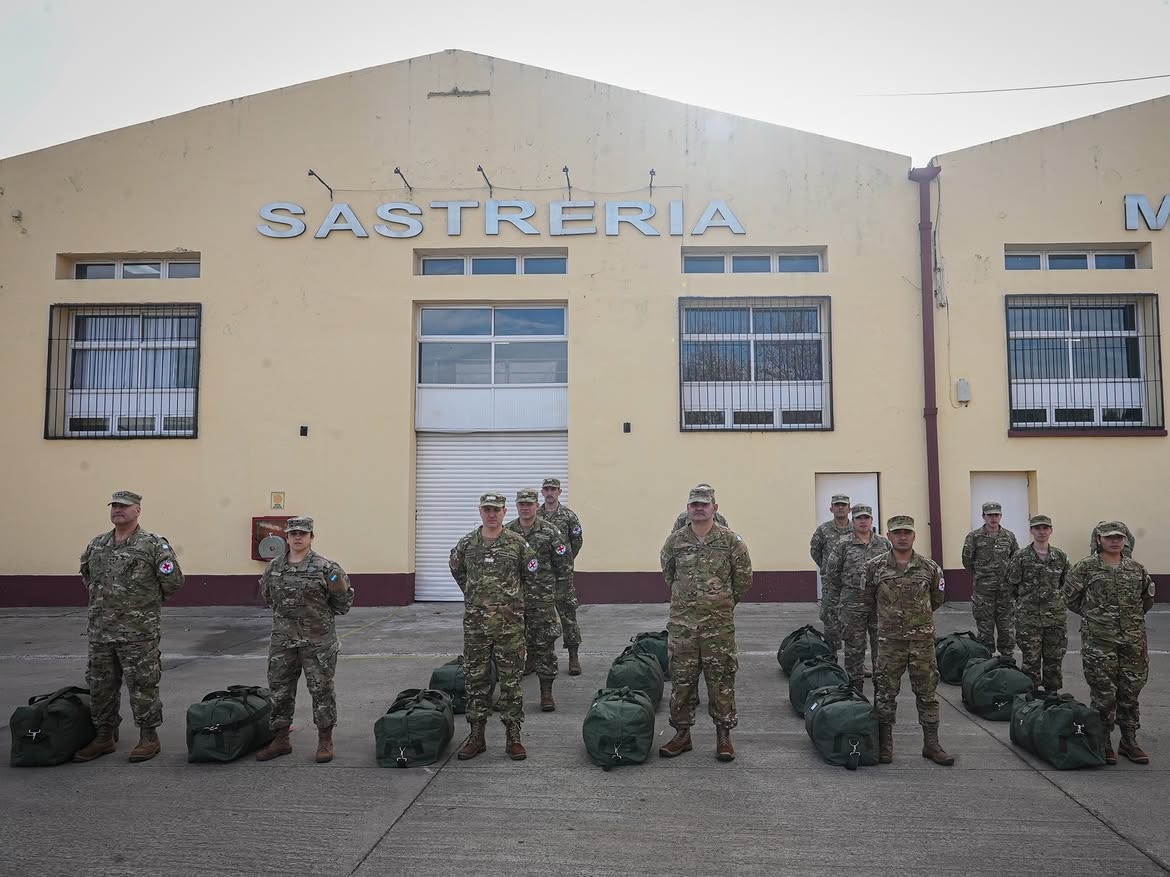 tobias_perez11's tweet photo. Segundo Escalón de Personal Militar hacia Venezuela 🛫🇻🇪

El Ejército Argentino despliega personal de sanidad integrado por médicos y enfermeros, como también una patrullar USAR de Búsqueda y Rescate Urbano del Regimiento de Infantería de Montaña 22 de San Juan 🇦🇷 https://t.co/n3p6yKujVu