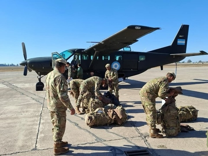 tobias_perez11's tweet photo. Segundo Escalón de Personal Militar hacia Venezuela 🛫🇻🇪

El Ejército Argentino despliega personal de sanidad integrado por médicos y enfermeros, como también una patrullar USAR de Búsqueda y Rescate Urbano del Regimiento de Infantería de Montaña 22 de San Juan 🇦🇷 https://t.co/n3p6yKujVu
