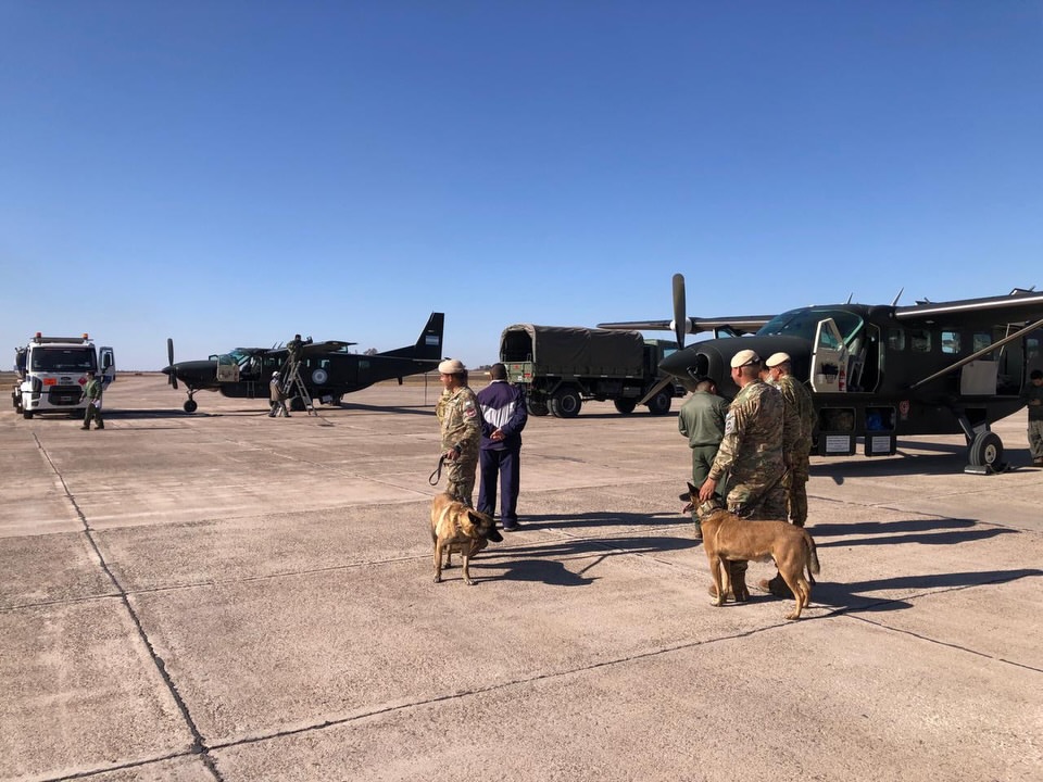 tobias_perez11's tweet photo. Segundo Escalón de Personal Militar hacia Venezuela 🛫🇻🇪

El Ejército Argentino despliega personal de sanidad integrado por médicos y enfermeros, como también una patrullar USAR de Búsqueda y Rescate Urbano del Regimiento de Infantería de Montaña 22 de San Juan 🇦🇷 https://t.co/n3p6yKujVu