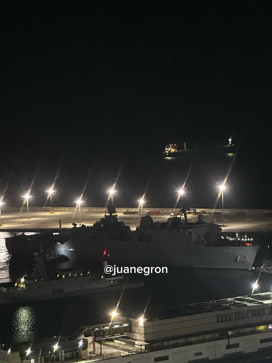 Juanegron's tweet photo. ATENTOS | El USS Fort Lauderdale  en el puerto de La Guaira, como parte del despliegue estadounidense para apoyar las labores humanitarias tras los terremotos que afectaron a Venezuela. https://t.co/2e6GxqO0rJ