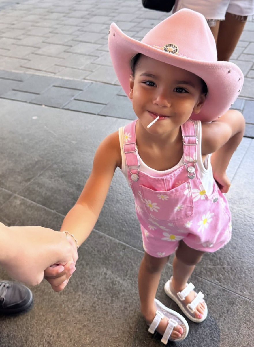 BelocuraBa63074's tweet photo. Mini cowgirl. 🌸🤠 https://t.co/T5IW145NnY
