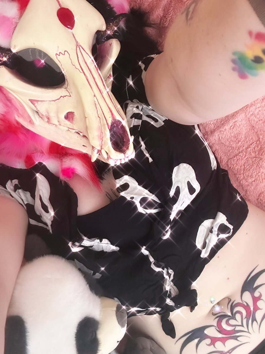 9tailedmistress's tweet photo. Your favorite foxy harlequin succubus has arrived 😘😘 https://t.co/FW8fhPwoI1