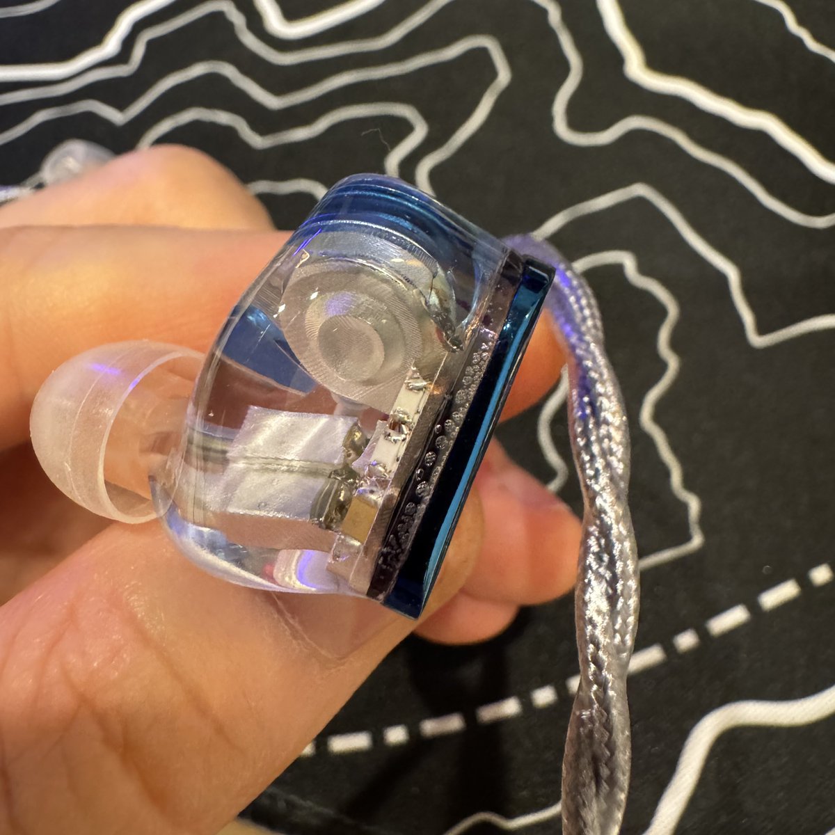 TK4TYOU's tweet photo. e☆イヤホンでmoondrop Blessing 3 Aquaの新品購入しましたが、金属フェイスプレートの接着面に大量の気泡が入っていました。
店舗のカスタマーサポートからは「展示機もこうだから良品(仕業内)」と言われ、初期不良交換を拒否されてしまい、非常に困惑しています。
これほどの気泡は本当にメーカーのビルドクオリティの仕業なのでしょうか？公式さんのご見解を伺いたいです。よろしくお願いします。
@MOONDROP_JP