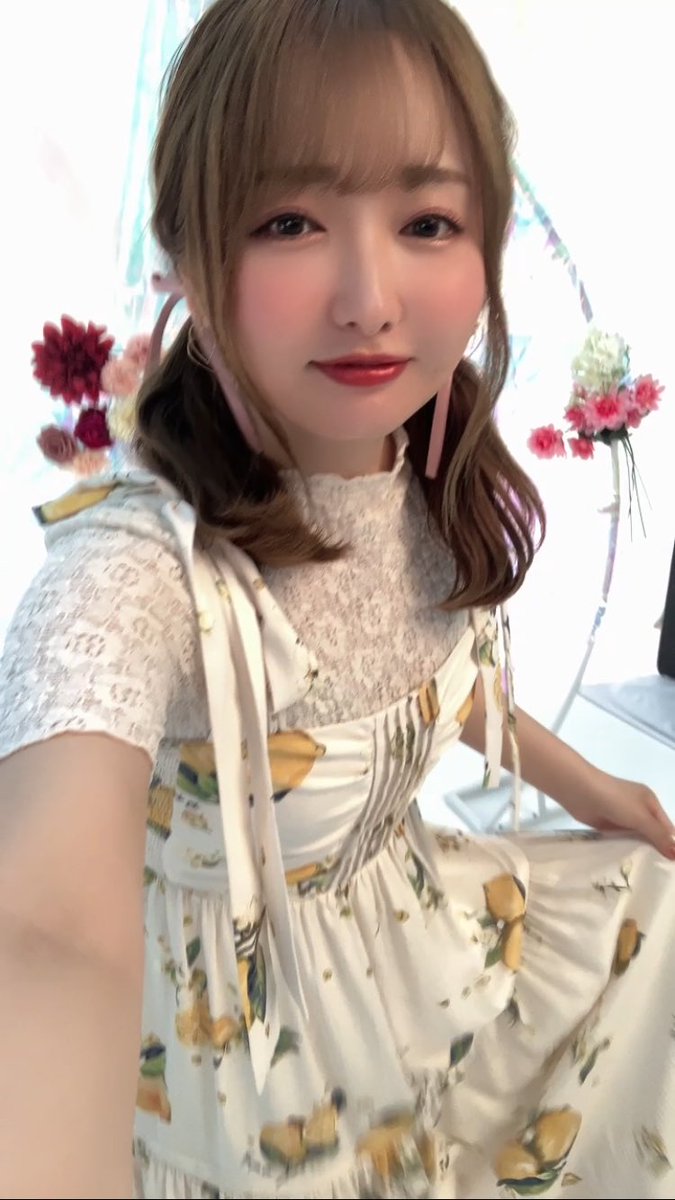 YamaguchiRikako's tweet photo. レモン農家の…娘だよ…🍋莉緒ちゃんはね…子供の頃は…ツインテでレモンを収穫していたんだ…👶🫧
そんなわけでどんなわけで素敵なセットでパンフレットの撮影をしていただきました！14thLIVE DAY2は『Blooming Sign』
莉緒公演は『Cheerful Love♡Call』です❣️
たっくさんのLoveでいっぱいにします❣️ https://t.co/FgMLAtz4xn