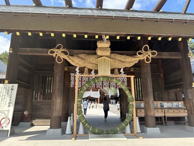 hokkaiichiba's tweet photo. 神社に現れる大きな茅の輪
もう潜りましたか？

明日は #夏越の祓
半年間の罪や穢れを祓い
後半の無病息災を願う神事です

三角のういろうに小豆が乗った #水無月
雑穀ご飯に夏野菜のかき揚げを乗せた #夏越ごはん も同じ願いが込められています

今年も折り返し地点
新たな気持ちで後半を迎えましよう https://t.co/2cg00OUDWf
