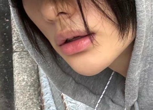 zuzuforhyune's tweet photo. i could write a whole 10k word essay about how pretty hyunjin’s lips are https://t.co/MxW189i5RJ