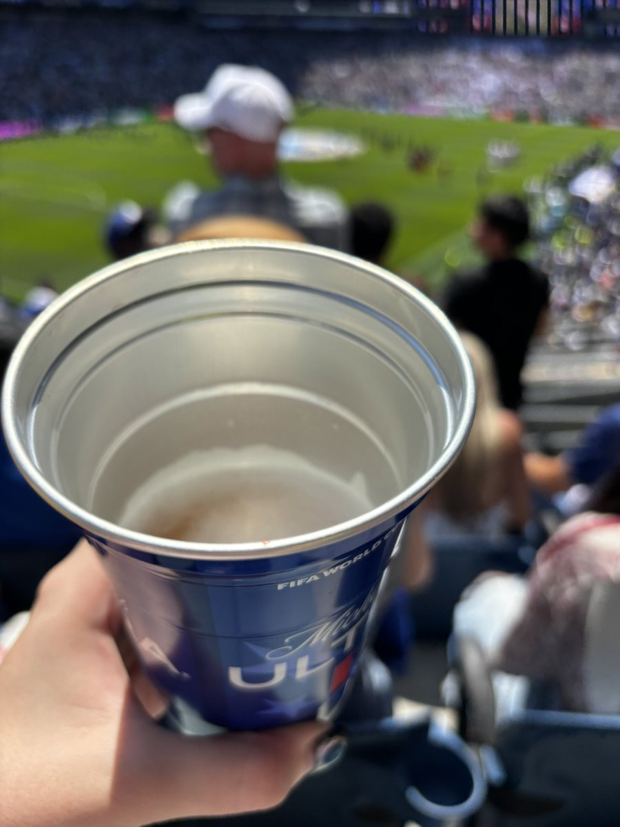 shitposterland's tweet photo. pagué $18 por una birra y toca rendirla 90 minutos https://t.co/3jPoHO7tHp